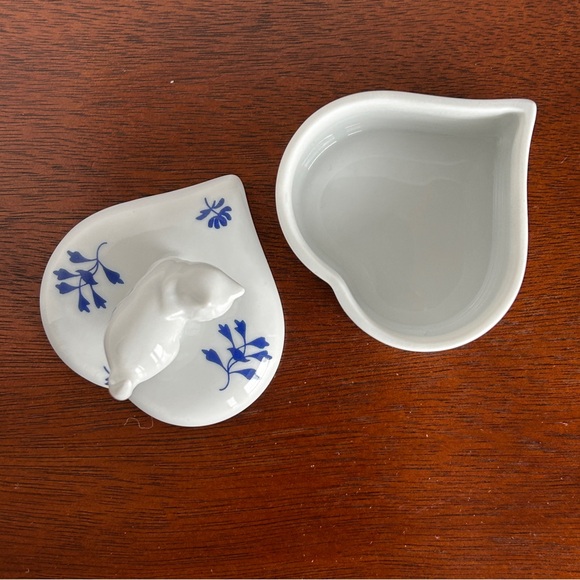 HEREND Porcelain Heart Trinket Box Blue White Floral with Cat Kitten Finial - Picture 9 of 14